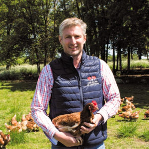 agriculteur avec poule